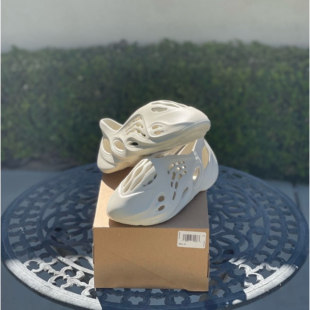 Yeezy Foam RNR Ararat
Deadstock
ANY SIZE SEND ME MESSAGE